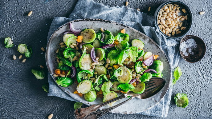 Rosenkohlsalat mit getrockneten Aprikosen & Pinienkernen - leicht, lecker und gut!
