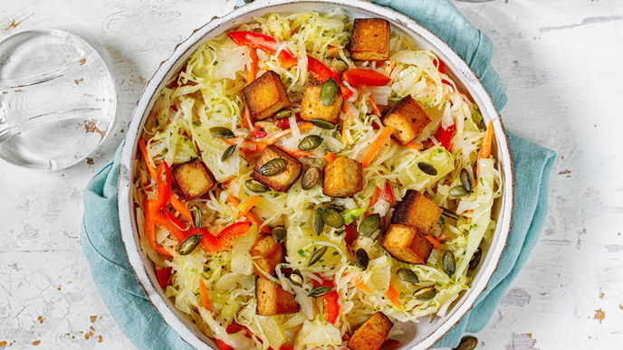 Bunter Sauerkrautsalat mit Räuchertofu: Unser leckeres Rezept zum Abnehmen
