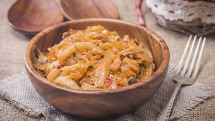 Das einfache Rezept für Schmorkohl wie bei Oma ist vitaminreich & kommt ohne Fleisch aus