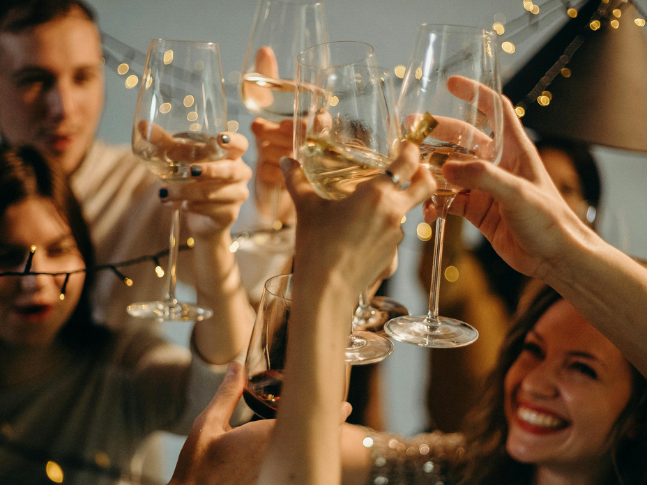 Partyrunde spielt Silvester-Spiele