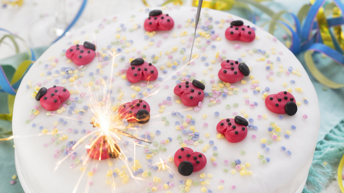 Diese Silvester-Torte mit Glücksmarinis macht den Jahreswechsel erst perfekt!