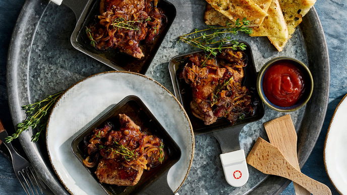 Das Rezept für Steak-Raclette mit Bierzwiebeln ist perfekt für Fleischfans