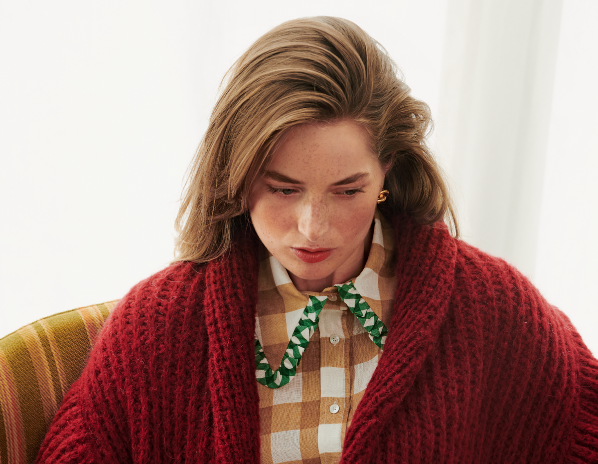 Stricken mit Alpakawolle - Model in Grobstrickjacke