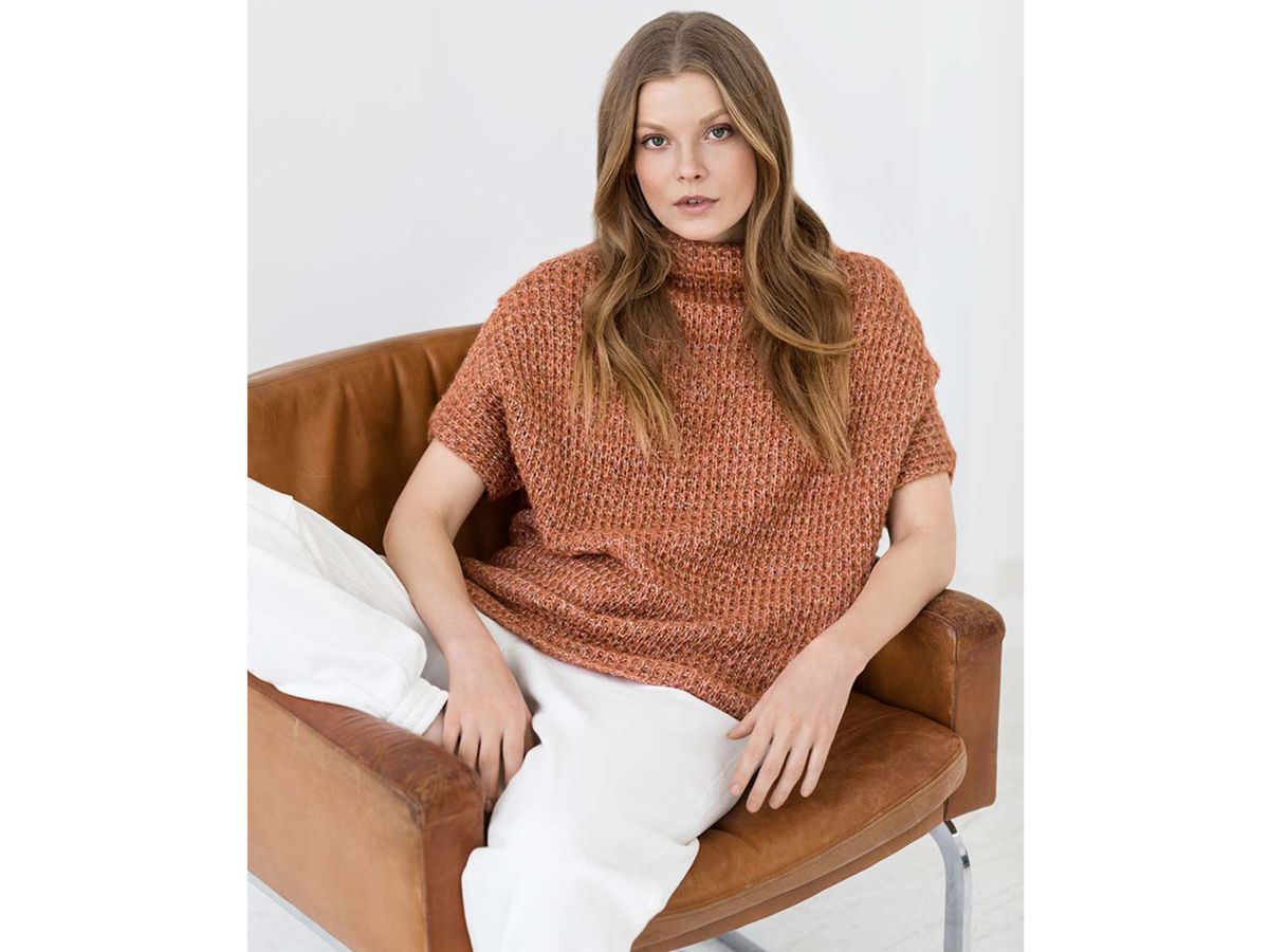 Stricken mit Alpakawolle - Model in Kurzarm-Pullover