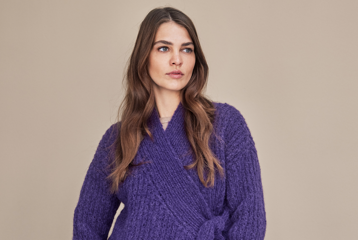 Stricken mit Alpakawolle - Model in Kuschel-Wickeljacke