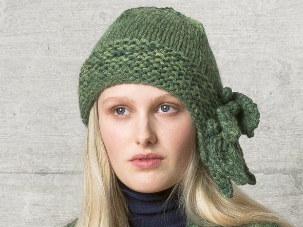 Stricken mit Alpakawolle - Model mit Mütze mit Blattmuster