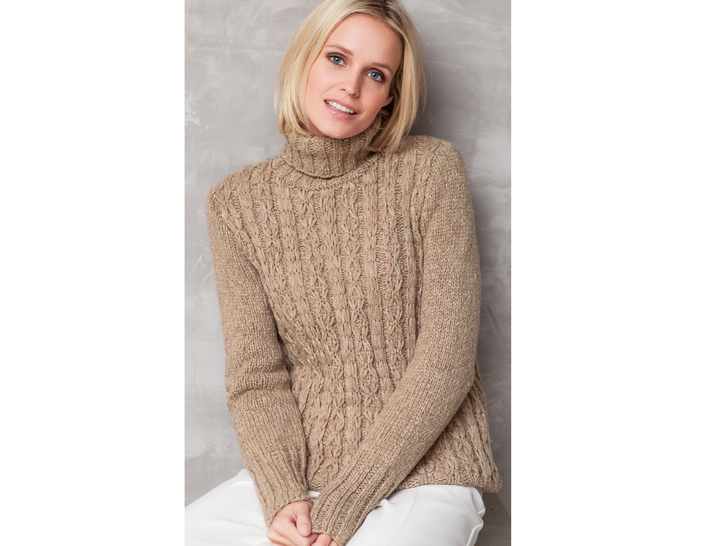 Stricken mit Alpakawolle - Model in Pullover mit Hebemaschenmuster