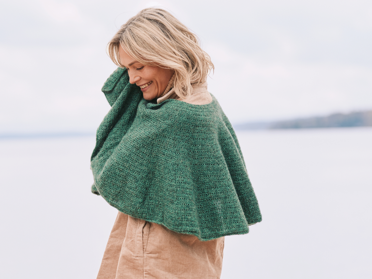 Stricken mit Alpakawolle - Model mit grünem Stola-Tuch