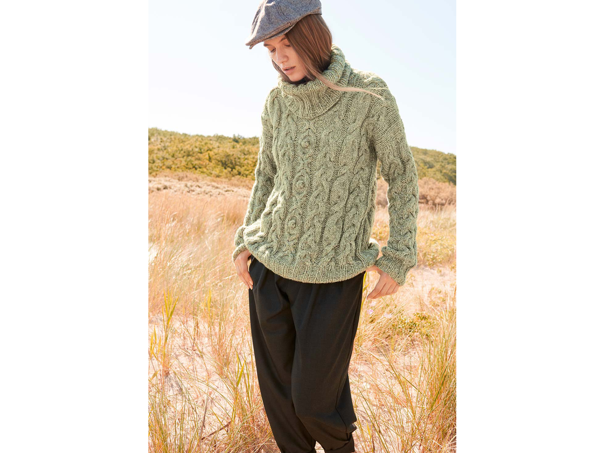 Stricken mit Alpakawolle - Model in Rollkragenpullover mit Zopfmuster