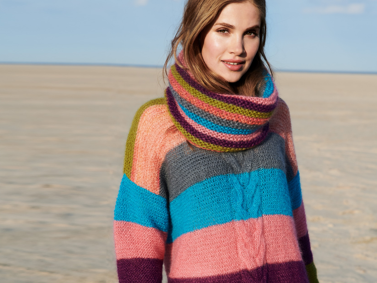 Stricken mit Mohair - Model in Pullover und Streifen-Loopschal