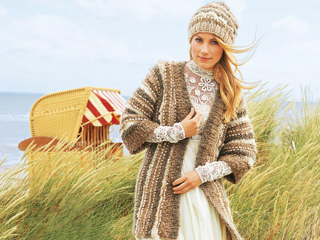 Stricken mit Mohair - Model in Cardigan-Mützen-Duo in ruhigen Sandtönen