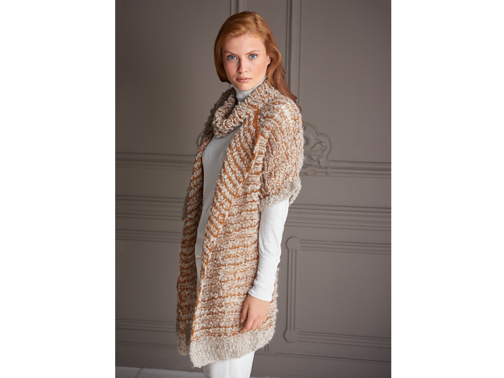 Stricken mit Mohair - Model in Cardigan und Schal im Fallmaschenmuster