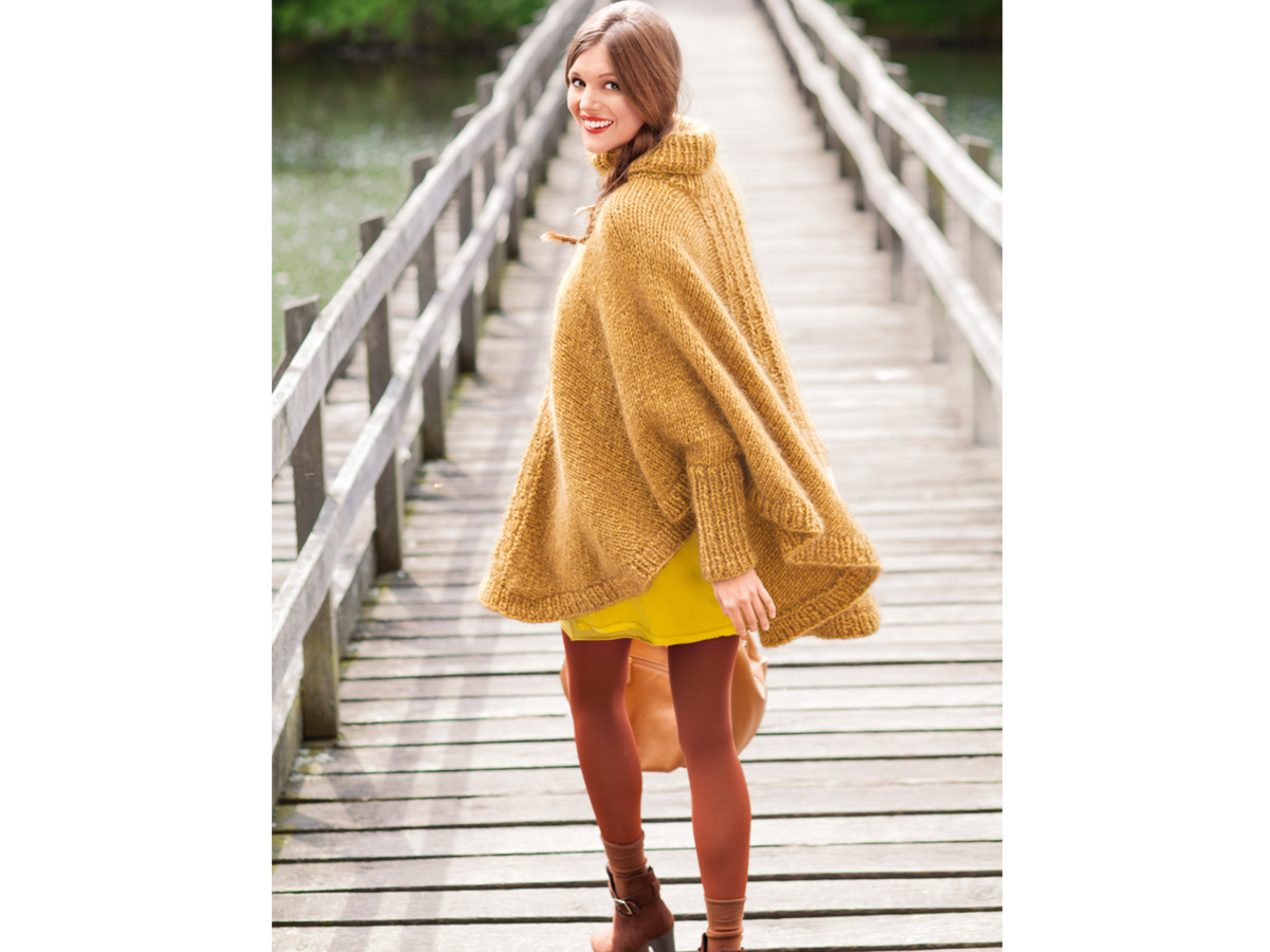Stricken mit Mohair - Model in Poncho mit Rollkragen