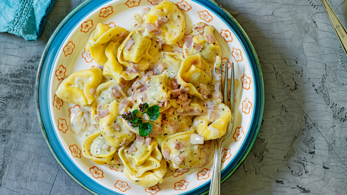 Tortellini mit Schinken-Sahnesauce: Der unkomplizierte Klassiker 
