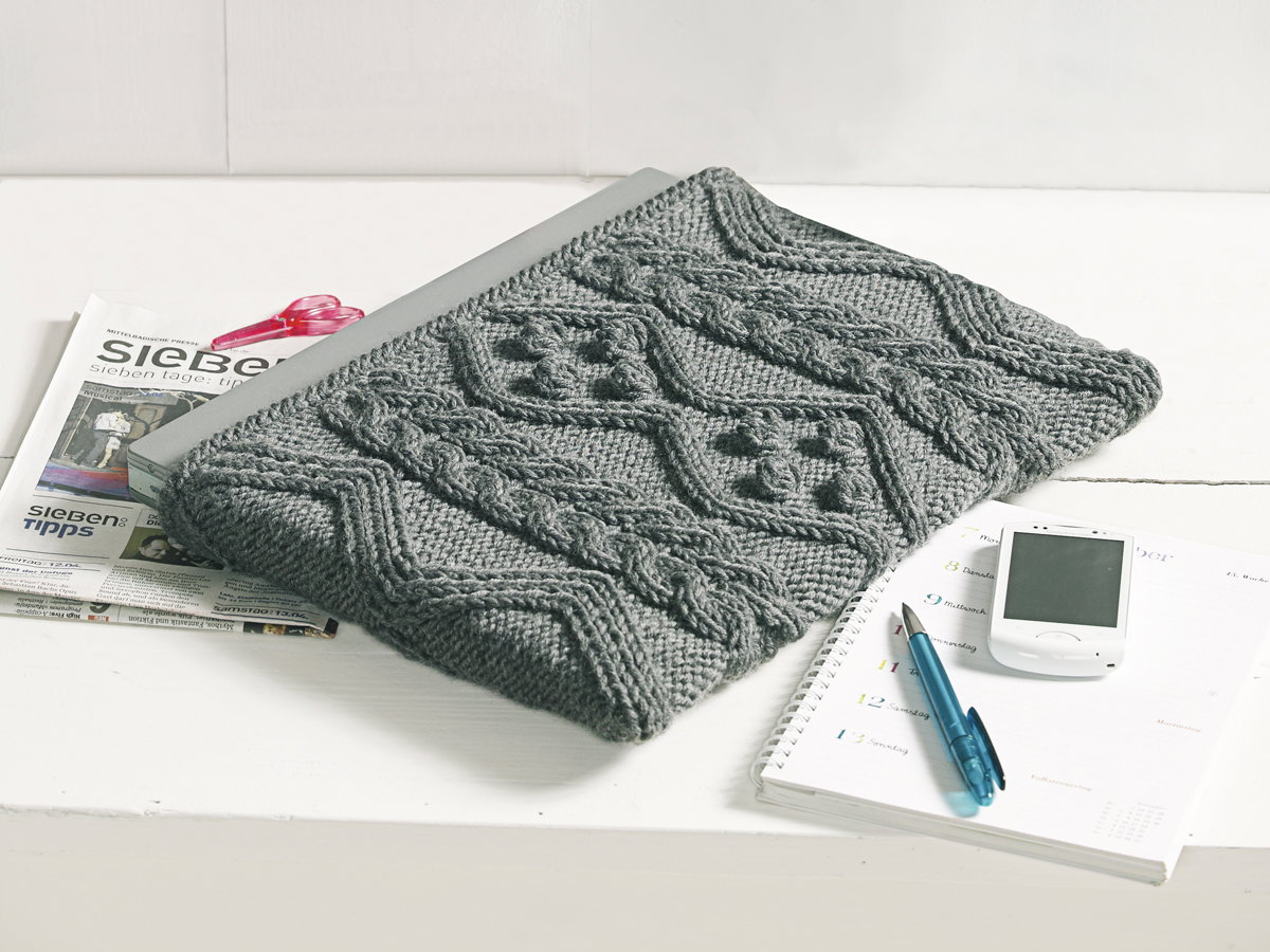 Wollreste verwerten - gestrickte Laptoptasche mit Zopfmuster