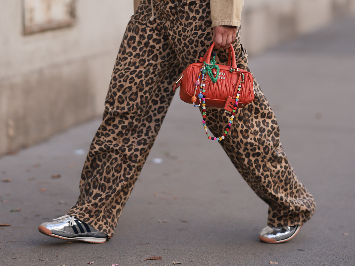 Katrin Teigl mit Adidas Country OG Sneakers