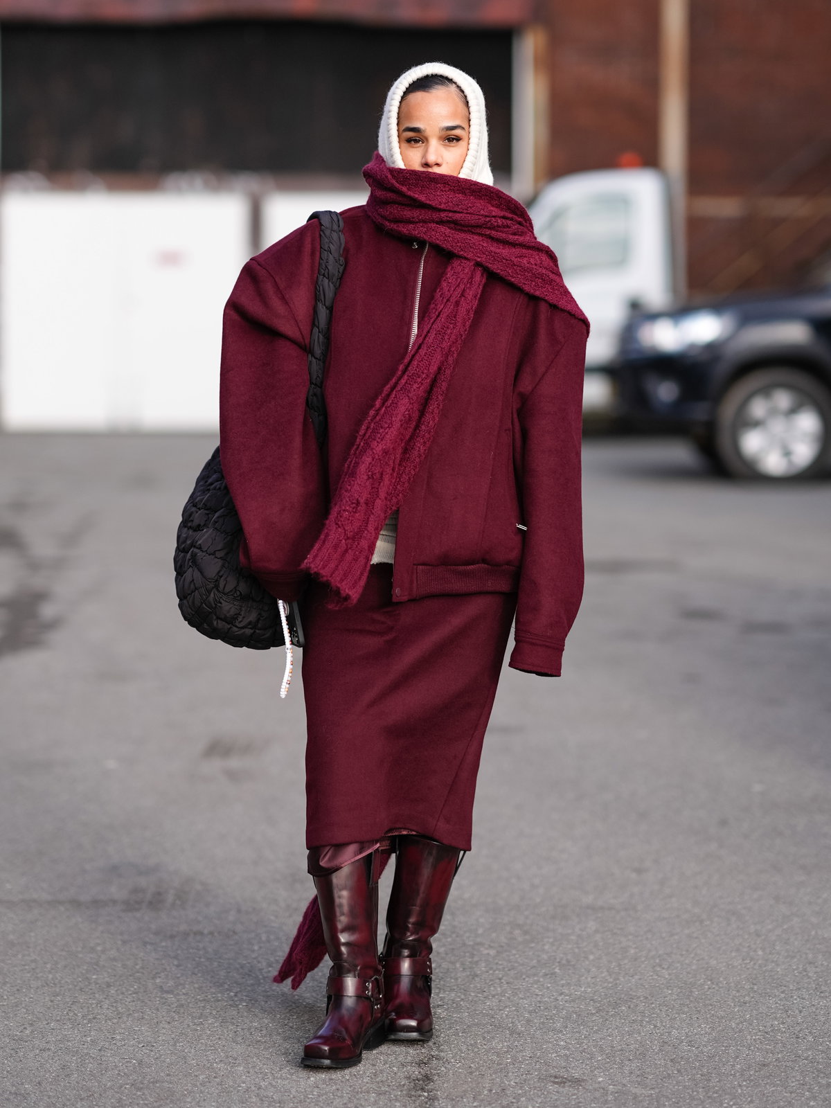 Frau trägt eine Balaklava im Streetstyle