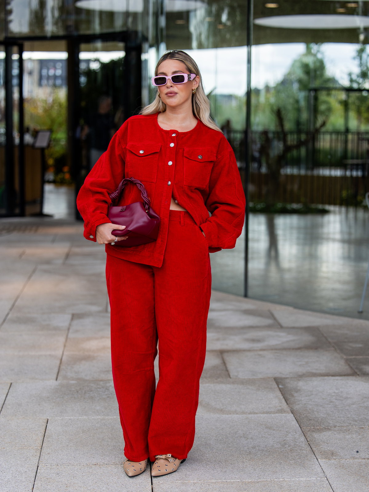 Frau trägt Barrel Jeans im Streetstyle