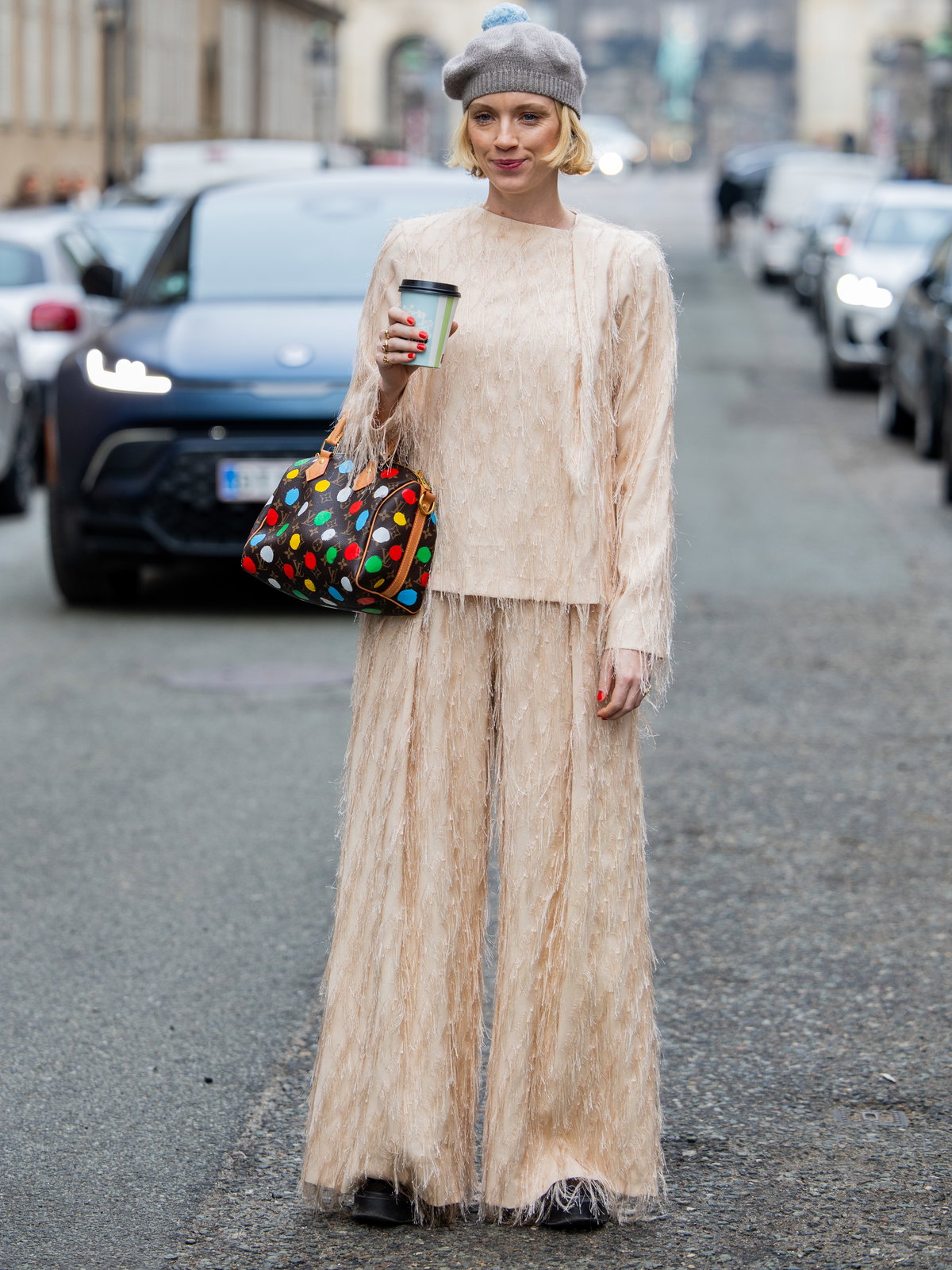 Frau trägt Baskenmütze im Streetstyle