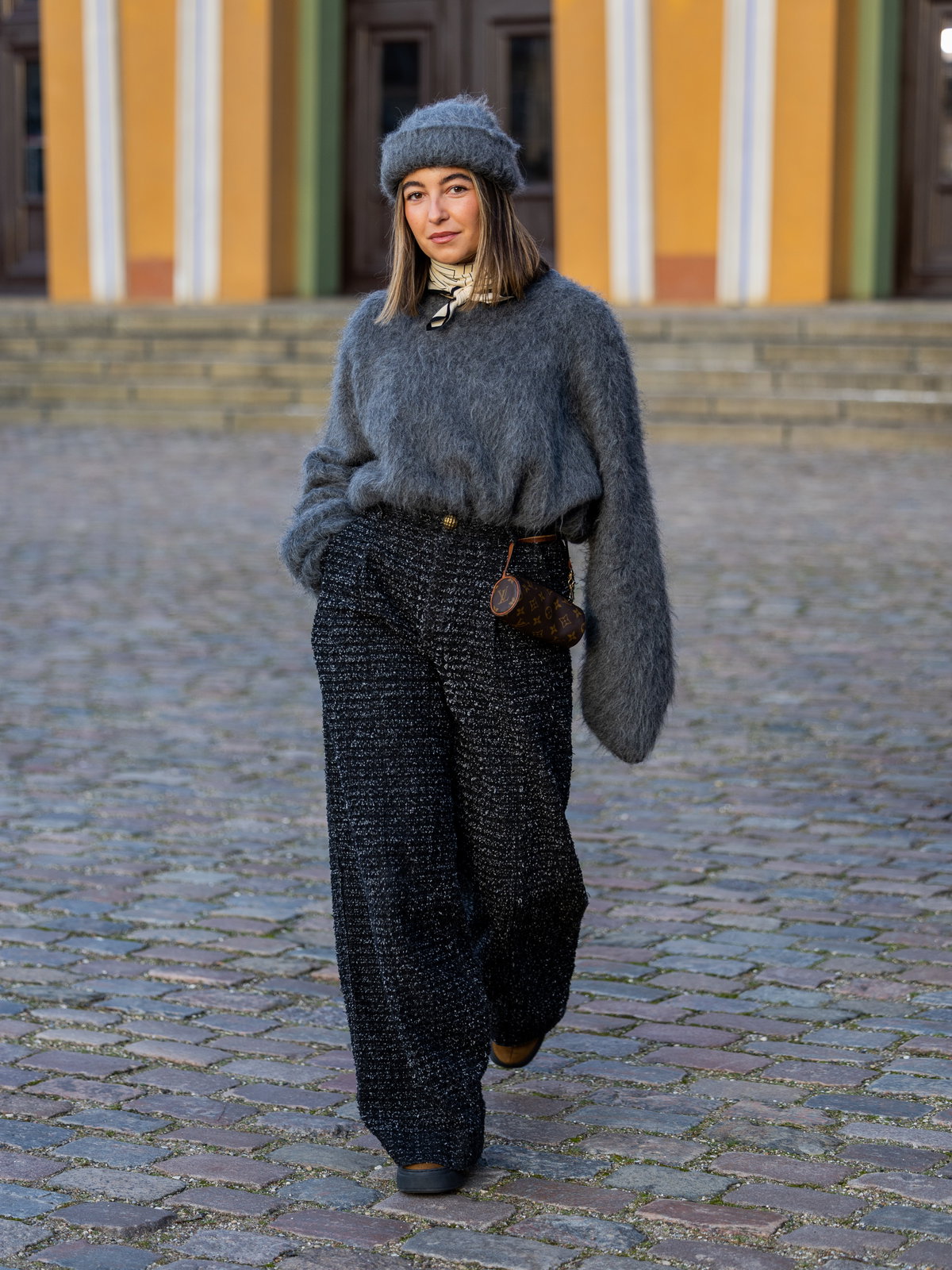 Frau trägt graue Beanie im Streetstyle