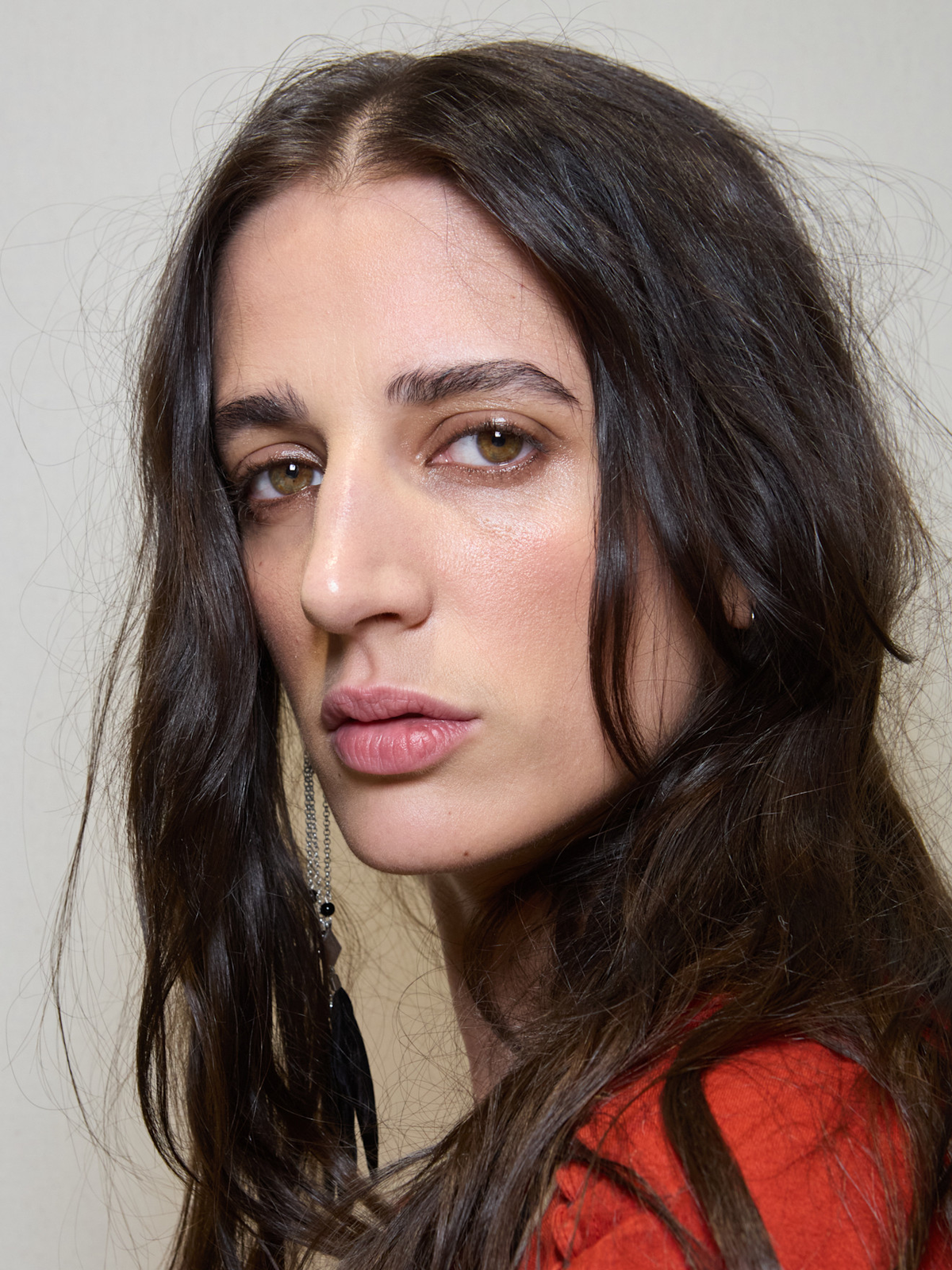 Model mit Blurred Lips bei der SS/2025 Show von Isabel Marant