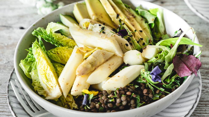 In der Buddha-Bowl mit Spargel steckt alles, was Sie für ein gesundes Essen brauchen