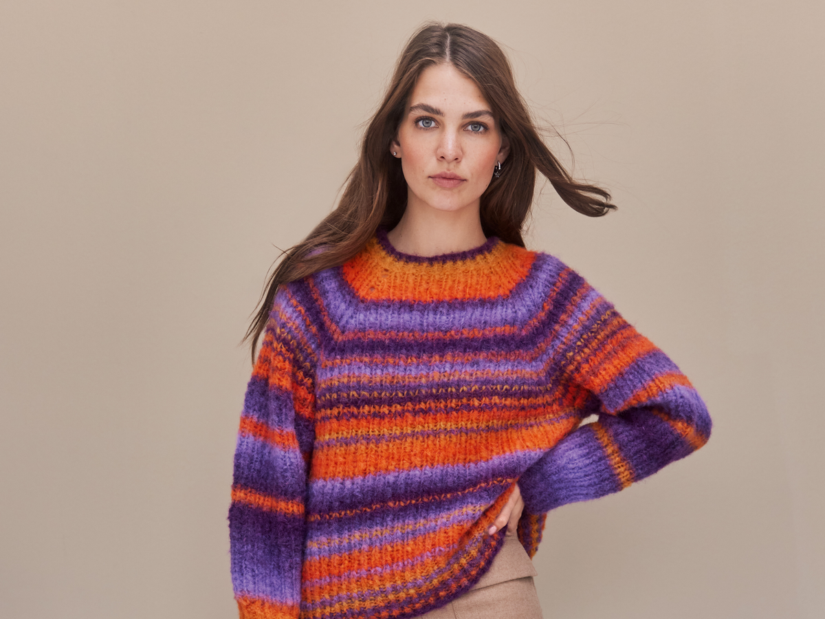 Model in buntem Streifenpullover mit Fun-Faktor von Lana Grossa