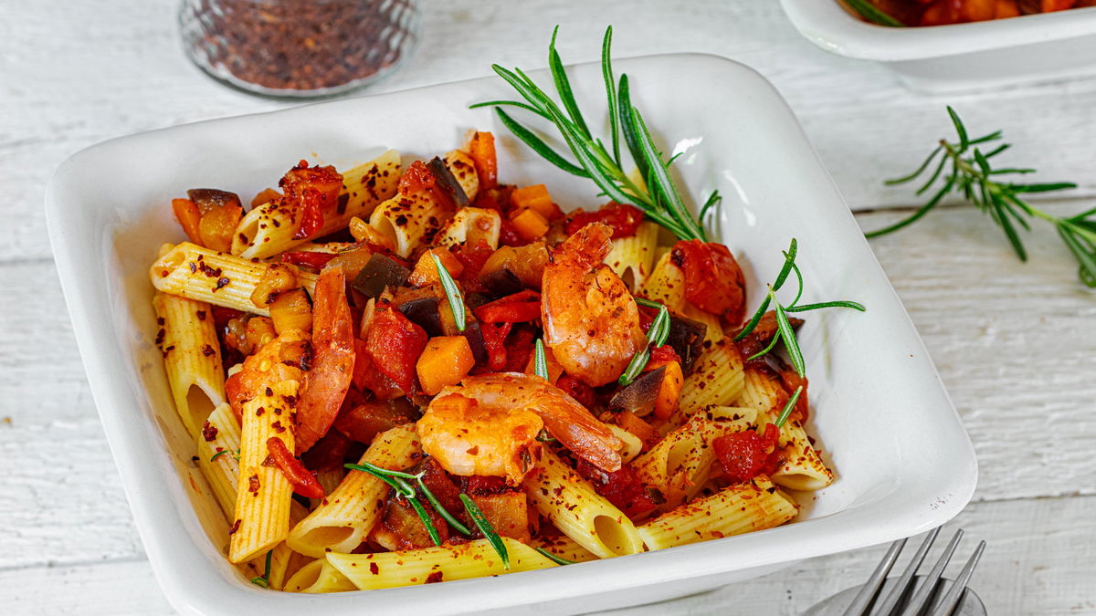 Unsere Chili-Garnelen-Pasta mit Auberginen-Sauce ist feurig-scharf & fruchtig