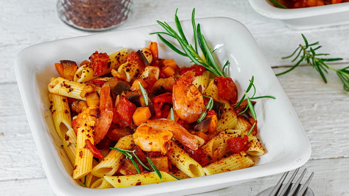 Unsere Chili-Garnelen-Pasta mit Auberginen-Sauce ist feurig-scharf & fruchtig