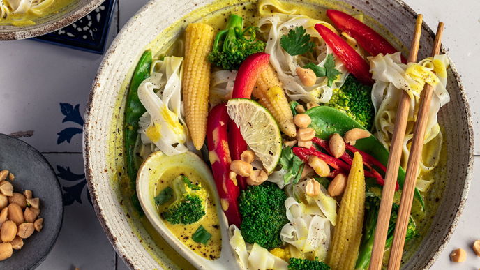 Unser Gemüse-Curry mit Reisnudeln ist schnell & einfach zubereitet! 