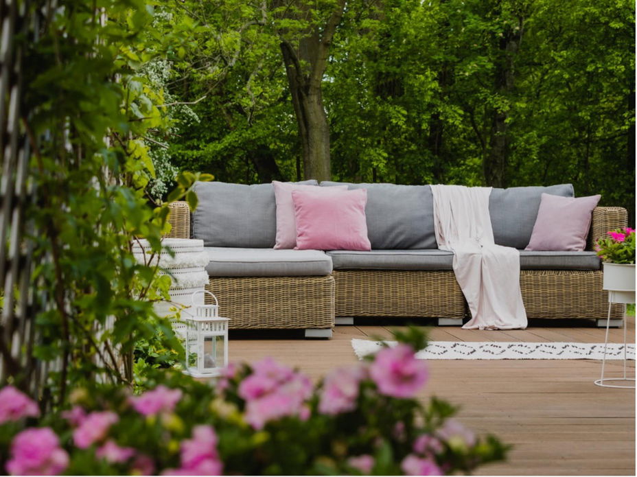 Ein Garten mit modernen Sitzmöglichkeiten