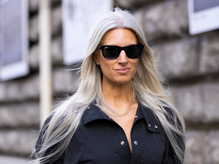 Sarah Harris hat ihre grauen Haare rauswachsen lassen