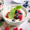 Proteinreicher Grießbrei mit Früchten & Zitronenmelisse - als Frühstück oder Dessert perfekt