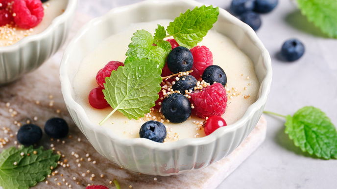 Proteinreicher Grießbrei mit Früchten & Zitronenmelisse - als Frühstück oder Dessert perfekt