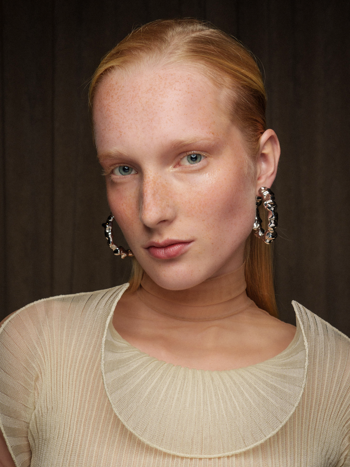 Model mit Inner Eye Corner Highlights bei der SS/25 Show von Del Core