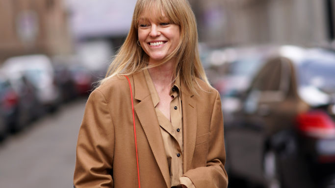 Curtain Bangs? Sind 2025 out! Der neue Trend-Pony der Saison heißt...