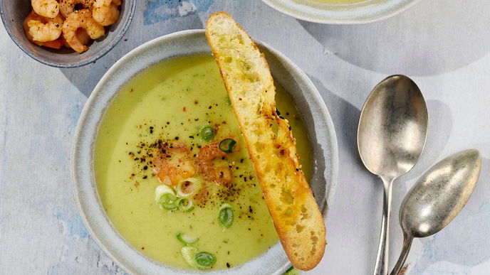 Für unsere gesunde Kartoffel-Lauchzwiebel-Suppe benötigen Sie nur 15 Minuten