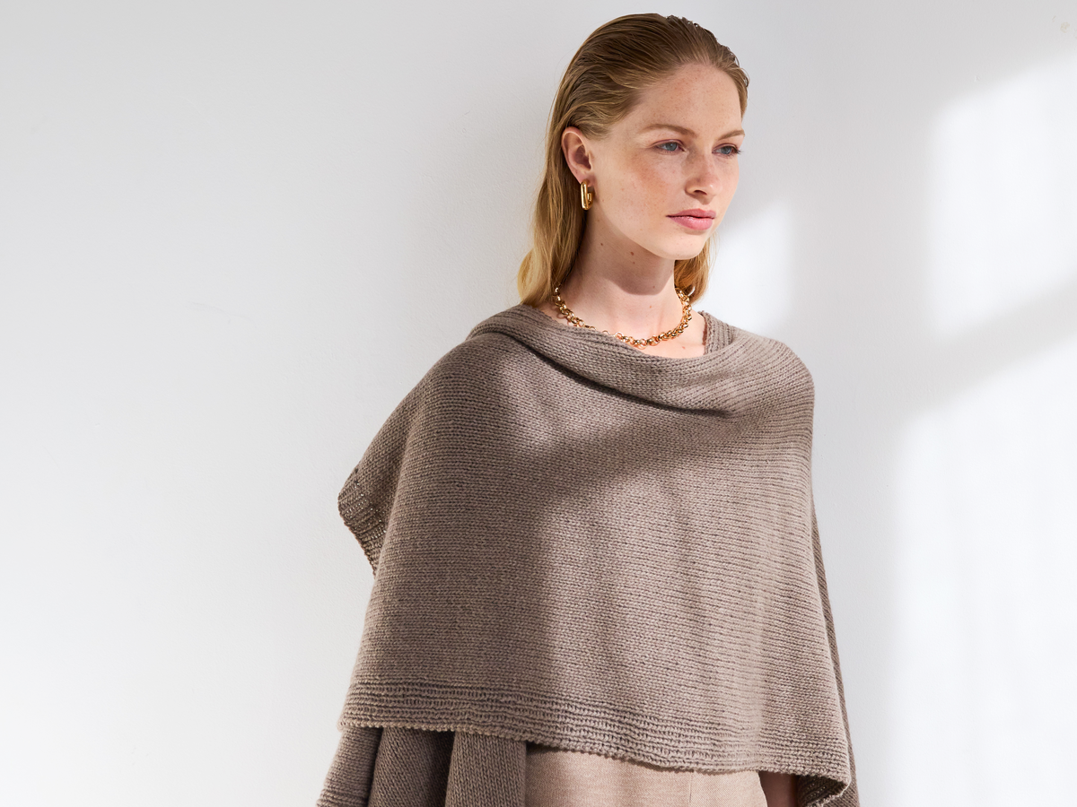 Model in Kaschmir-Poncho von Lana Grossa