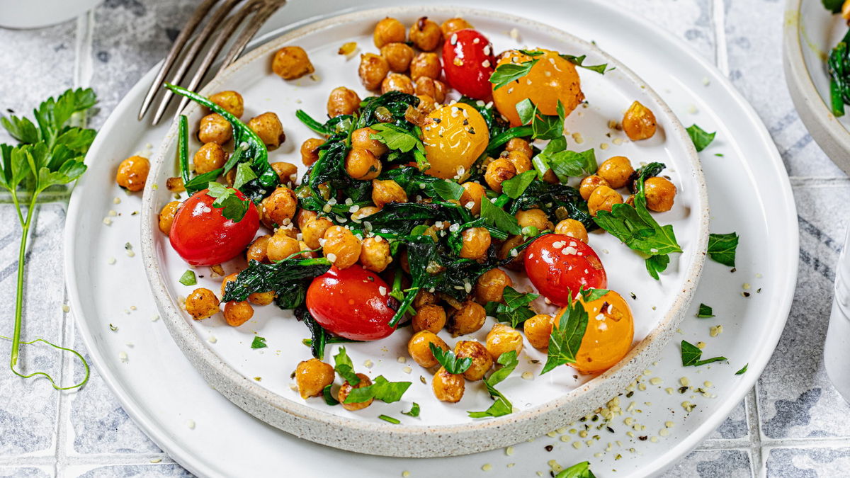 In der Kichererbsen-Pfanne mit Spinat & Tomaten verwenden wir keinen Reis oder Kartoffeln