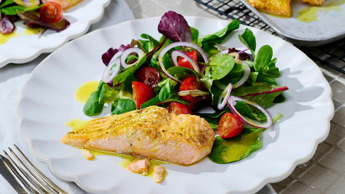 Lachs aus dem Airfryer mit einem frischen Salat - so bleibt der Fisch schön saftig!