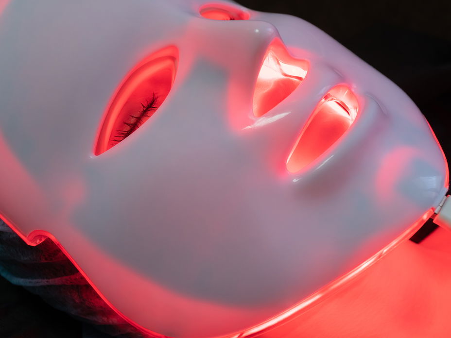 Die LED-Gesichtsmaske verhilft zu einer schönen Haut