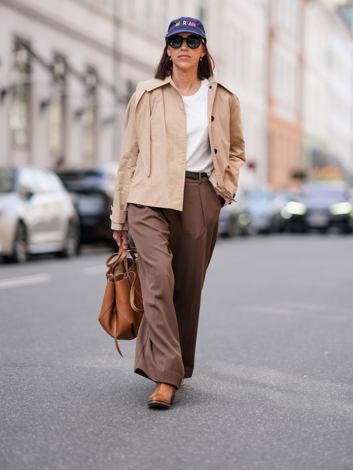 Frau trägt Marlenhose im Streetstyle