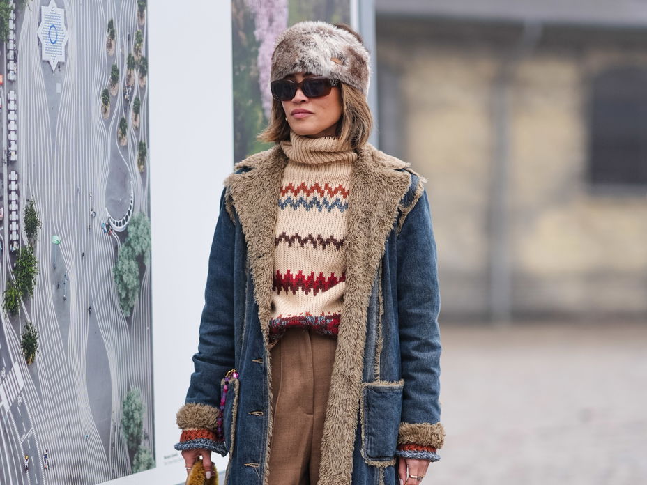 Frau trägt Stirnband im Streetstyle