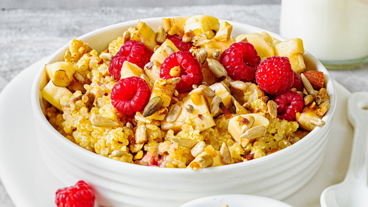 Mit dem Quinoa-Porridge und frischen Beeren starten Sie voller Energie in den Tag