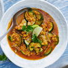 Unser Rote-Linsen-Eintopf mit Zucchini ist vegan, asiatisch & einfach wohltuend