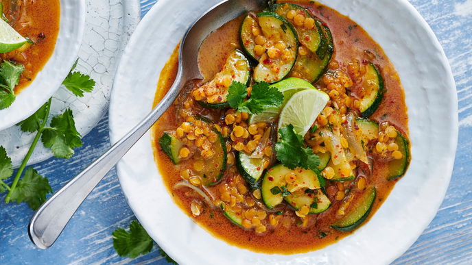 Unser Rote-Linsen-Eintopf mit Zucchini ist vegan, asiatisch & einfach wohltuend