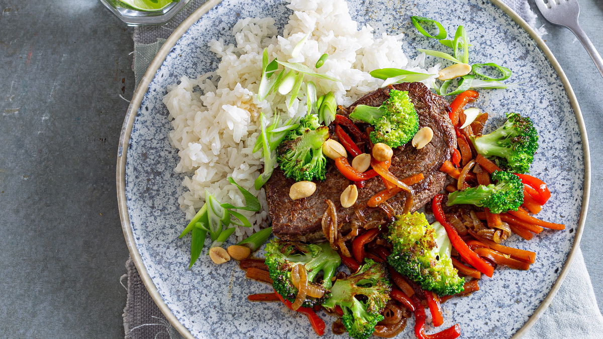 Scharfes Rindfleisch mit Gemüse & Reis ist ein Klassiker der asiatischen Küche