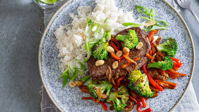 Scharfes Rindfleisch mit Gemüse & Reis ist ein Klassiker der asiatischen Küche