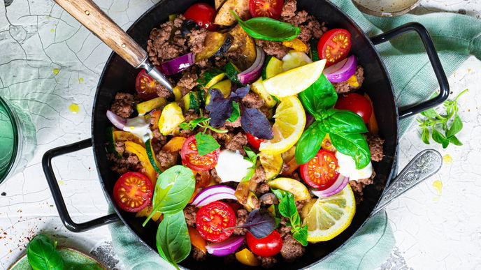 Schnelle Hackfleischpfanne mit Gemüse: Das mediterrane Rezept steckt voller Vitamine