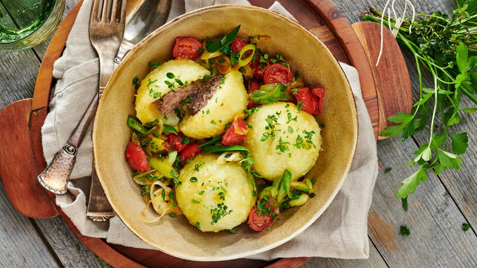 Schnelle Kartoffelknödel mit Hackfleischfüllung: Deftiger Genuss in nur 40 Minuten!